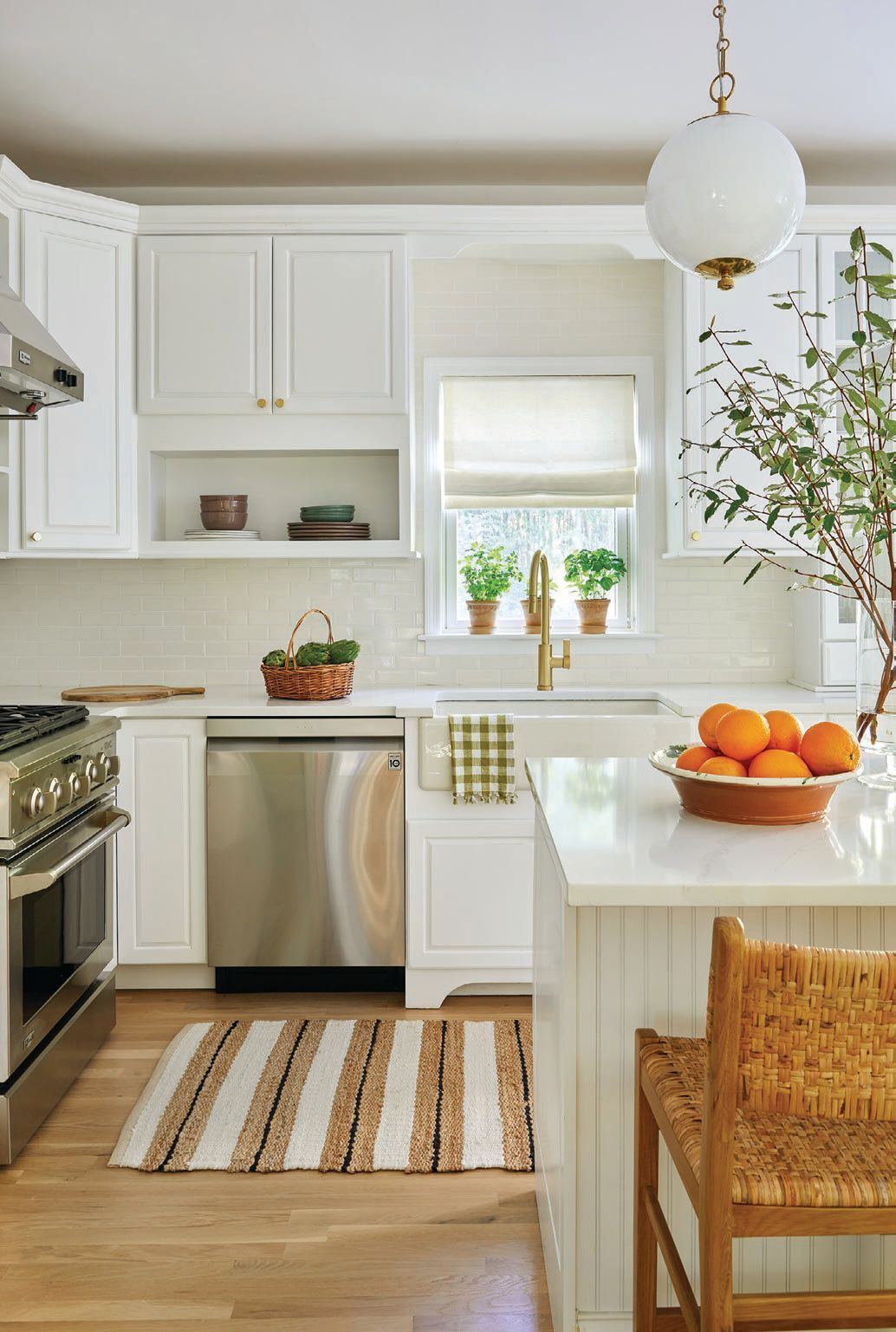 the kitchen is complete with clean lines, lush accents and state-of-the-
art appliances. PHOTOGRAPHED BY KIRSTEN FRANCIS