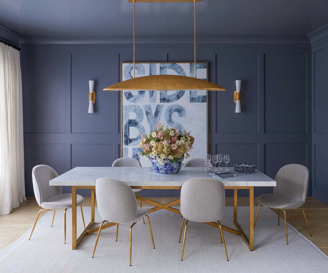 The dining room features a moody Benjamin Moore Ashland Slate 1608 hue. PHOTOGRAPHED BY MANU RODRIGUEZ