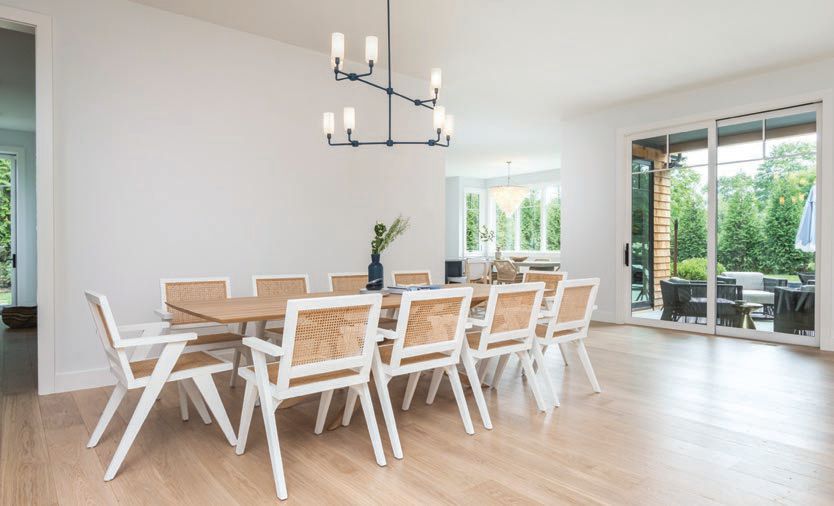 A large dining table accommodates the family’s open door to family and friends PHOTOGRAPHED BY TIM HILL